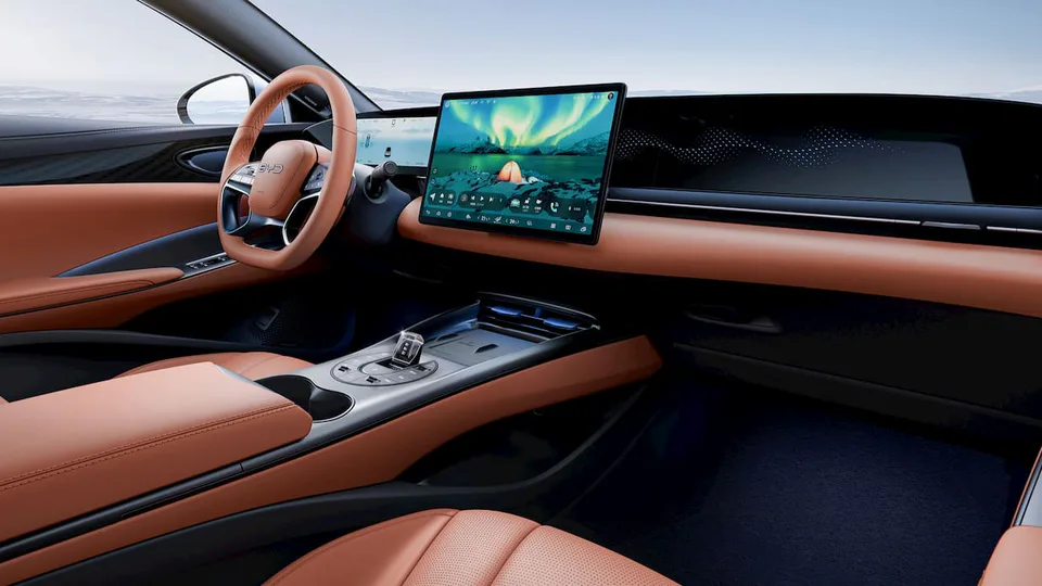 BYD Seal EV con nuovi interni aggiornati per tenere il passo con Tesla Model 3