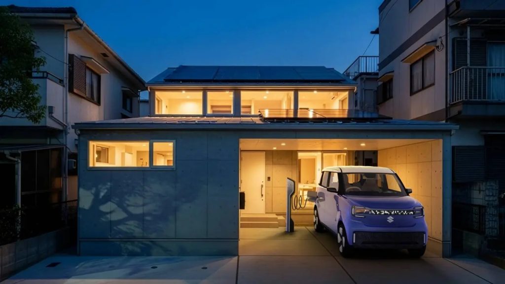 Suzuki Vision e-Sky in ricarica presso l'abitazione al chiaro di luna | Elettronauti.it
