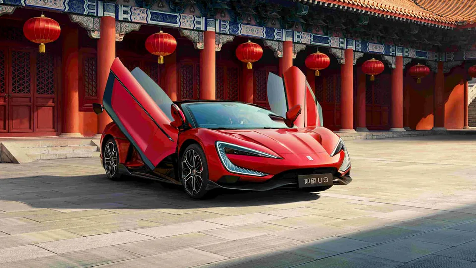 YangWang U9 di BYD lanciato a 236.000 dollari: 0-100 km/h in 2,36 s con batteria LFP