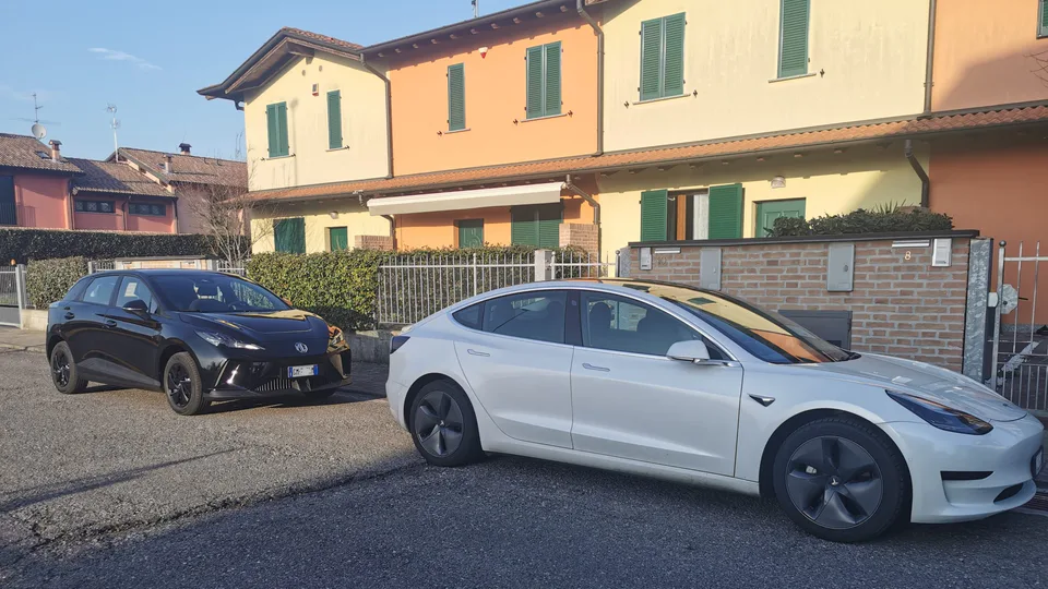 Candido e la sua esperienza con Tesla Model 3, MG4 e le ricariche gratuite