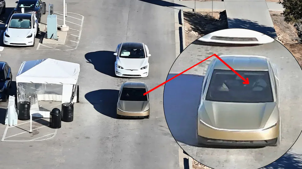 Tesla valuta un Cybercab con volante e pedali