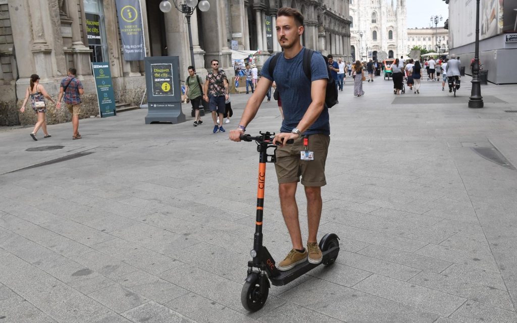Domani entra in vigore il nuovo codice della strada. Cosa cambia per i monopattini? Ecco tutte le sanzioni! | Elettronauti.it