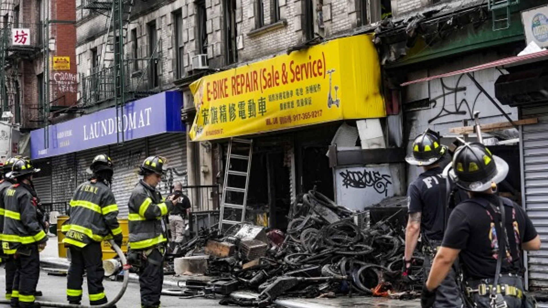 Incendio negozio e-bike New York