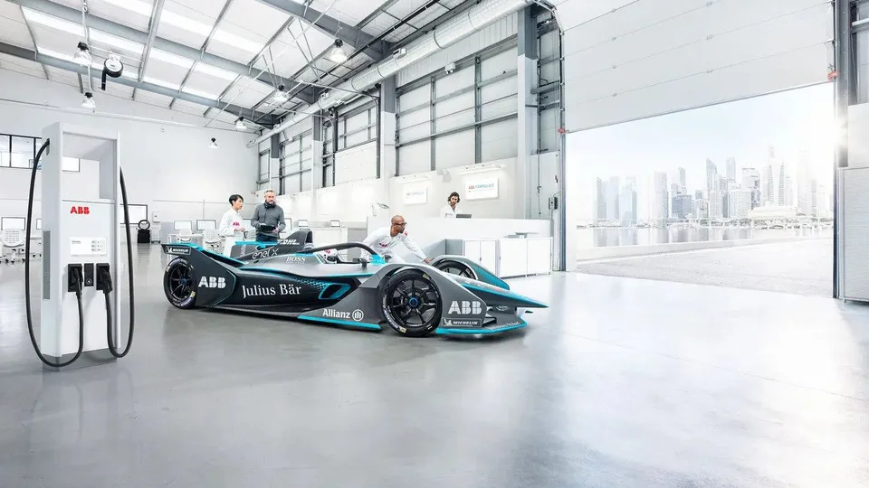 La Formula E ritarda di nuovo il debutto della ricarica a metà gara da 600kW