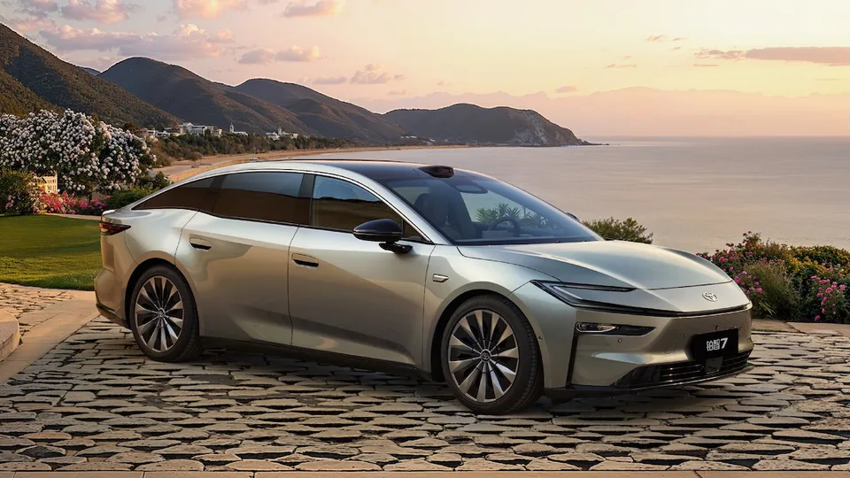 Toyota bZ7 sfida Tesla Model S e Nio ET7 sul mercato EV