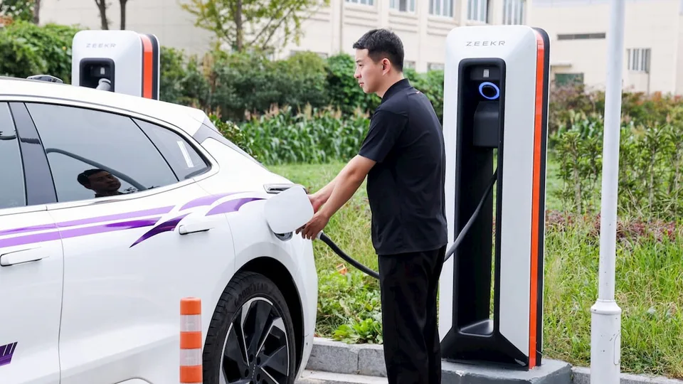 Geely sfida BYD con ricarica EV da 1.500 kW