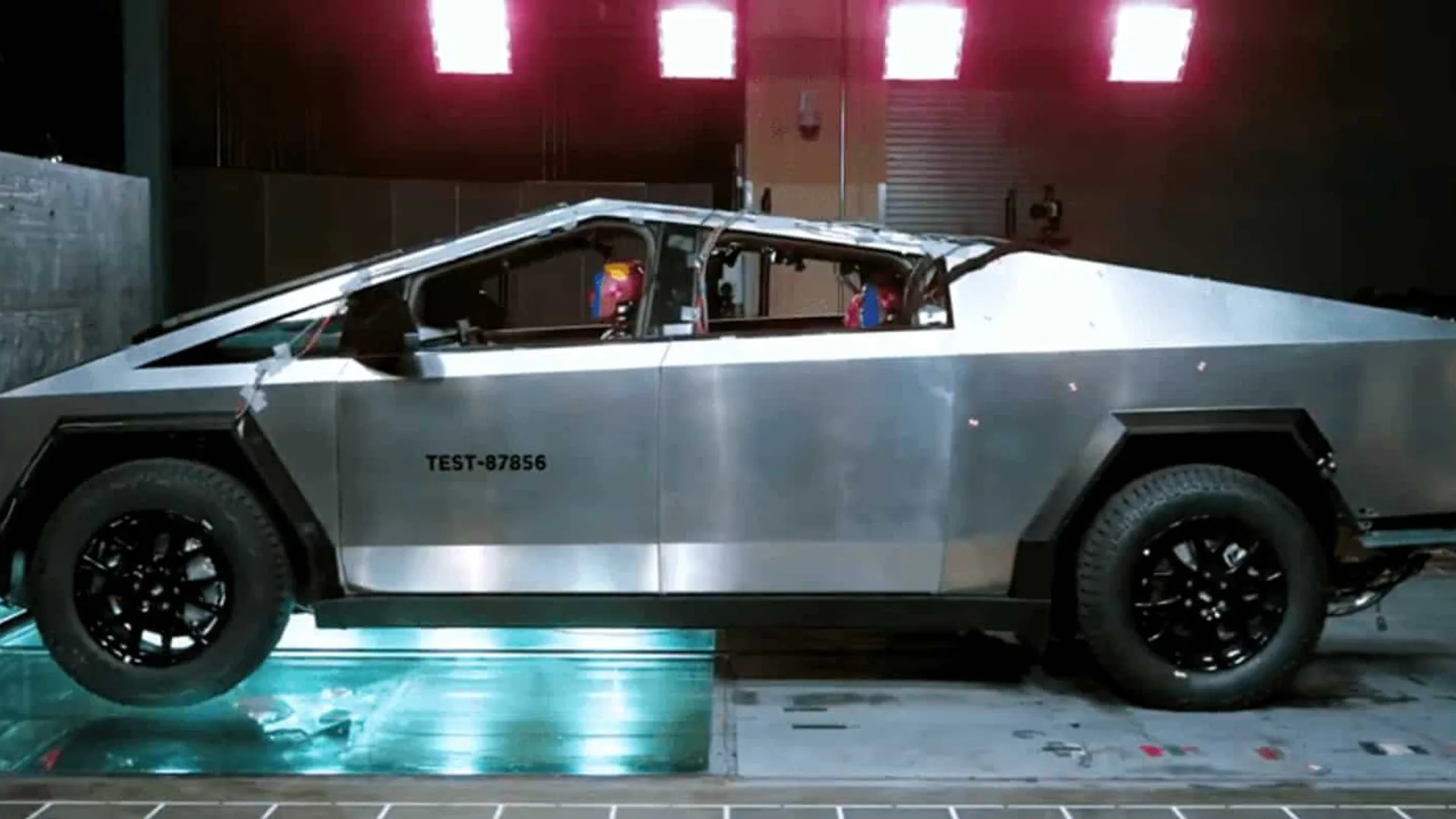 Dopo i crash test e incidenti, adesso lo chiamano Bulldozer