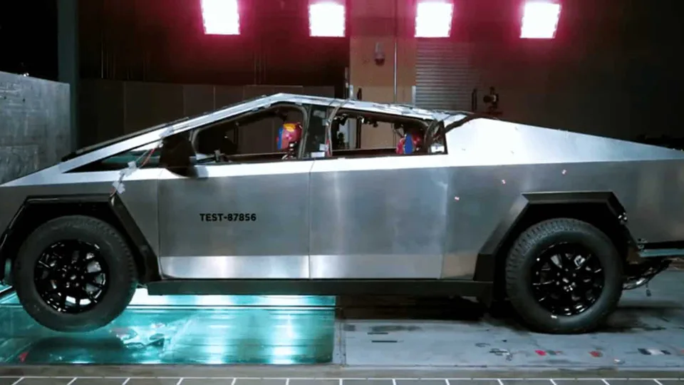 Dopo i crash test e incidenti, adesso lo chiamano Bulldozer