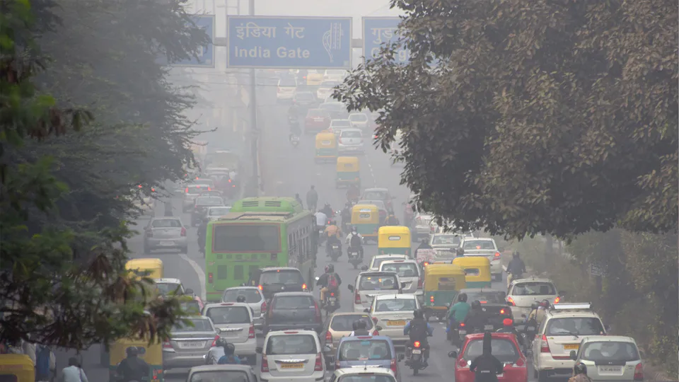 Azioni antinquinamento in India con blocco rifornimenti in Delhi per veicoli ICE e programma per il 2035.