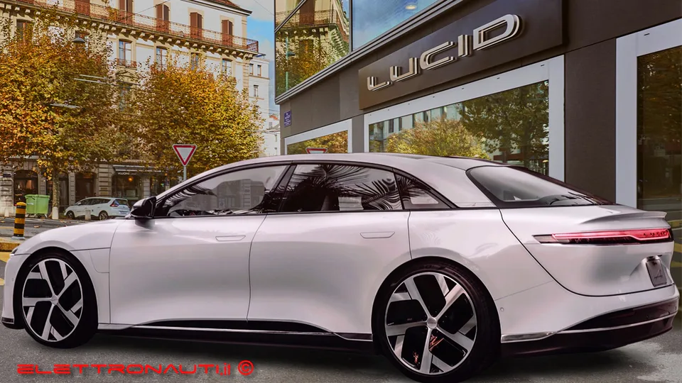 Lucid vista fianco e posteriore fronte Show-room Ginevra