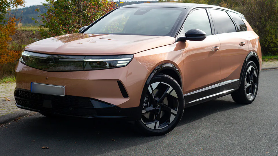 Più grande ed elettrica: ecco la nuova Opel Grandland