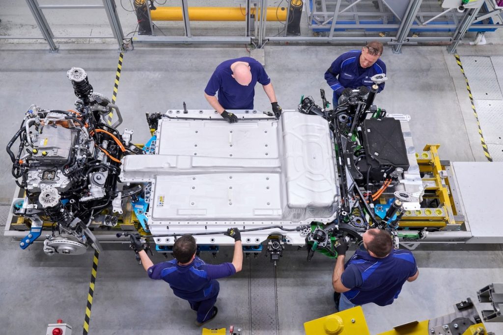 Produzione iX Drive EV - nello stabilimento di Ratisbona - fonte BMW | Elettronauti.it