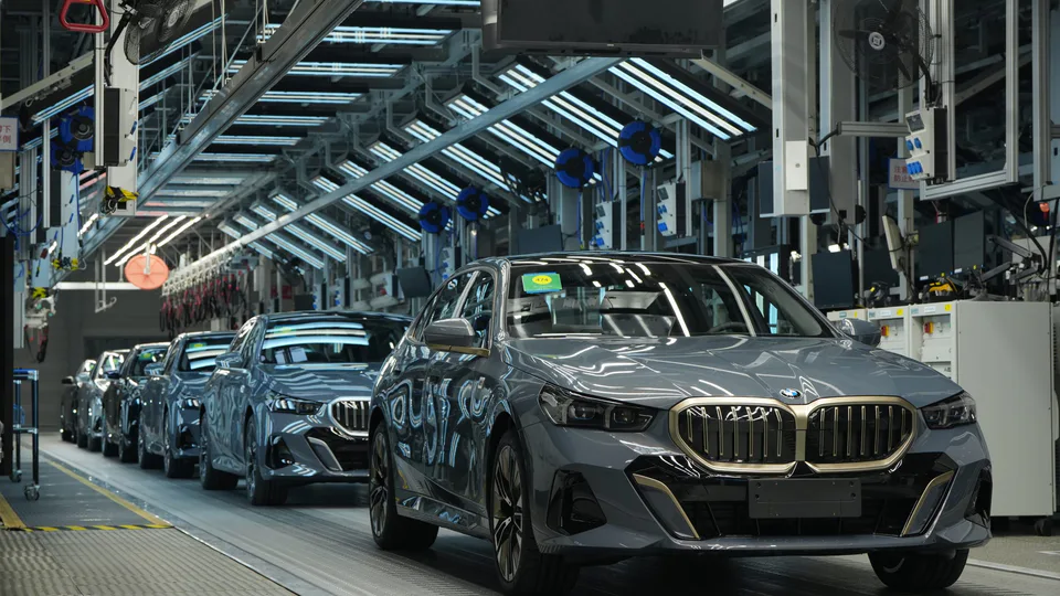 Produzione della BMW i5 nello stabilimento di Dadong in Cina