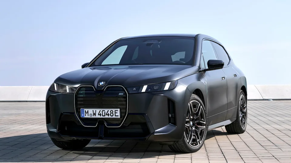 BMW EV aumentano l'autonomia: la iX Drive 2026 raggiunge i 586 km