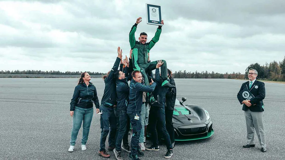 La Rimac Nevera conquista un altro Guinness World Record... solo che questa volta è in retromarcia