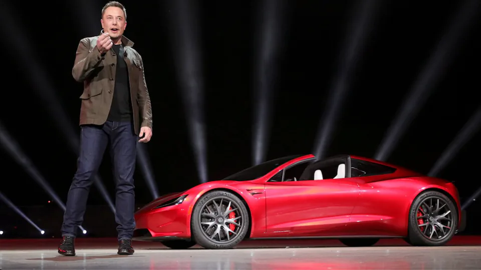 Musk annuncia la Roadster ad aprile tra ritardi e dubbi