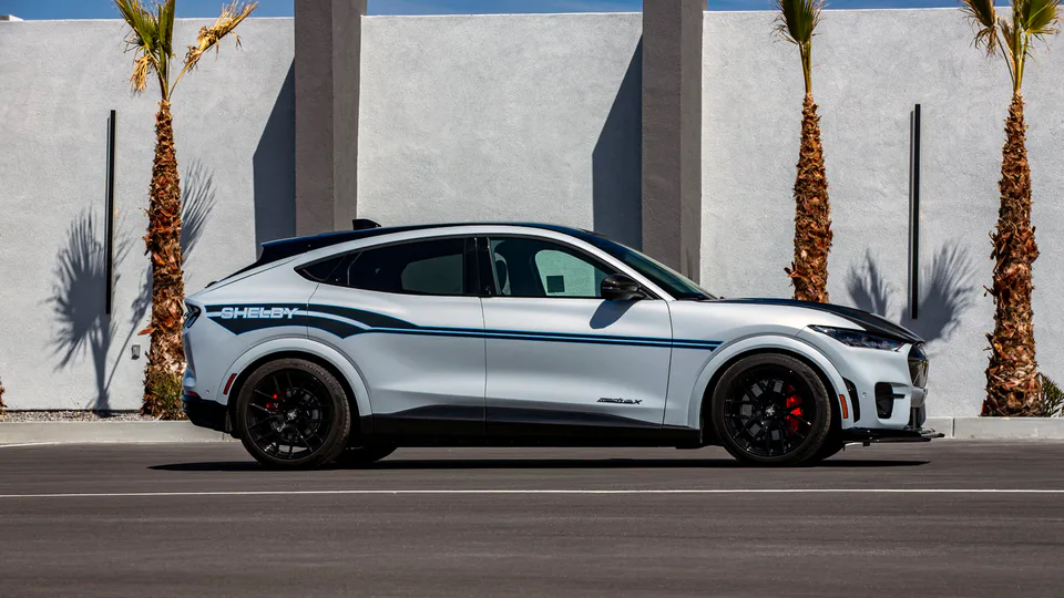Shelby Mustang Mach-E gt vista laterale