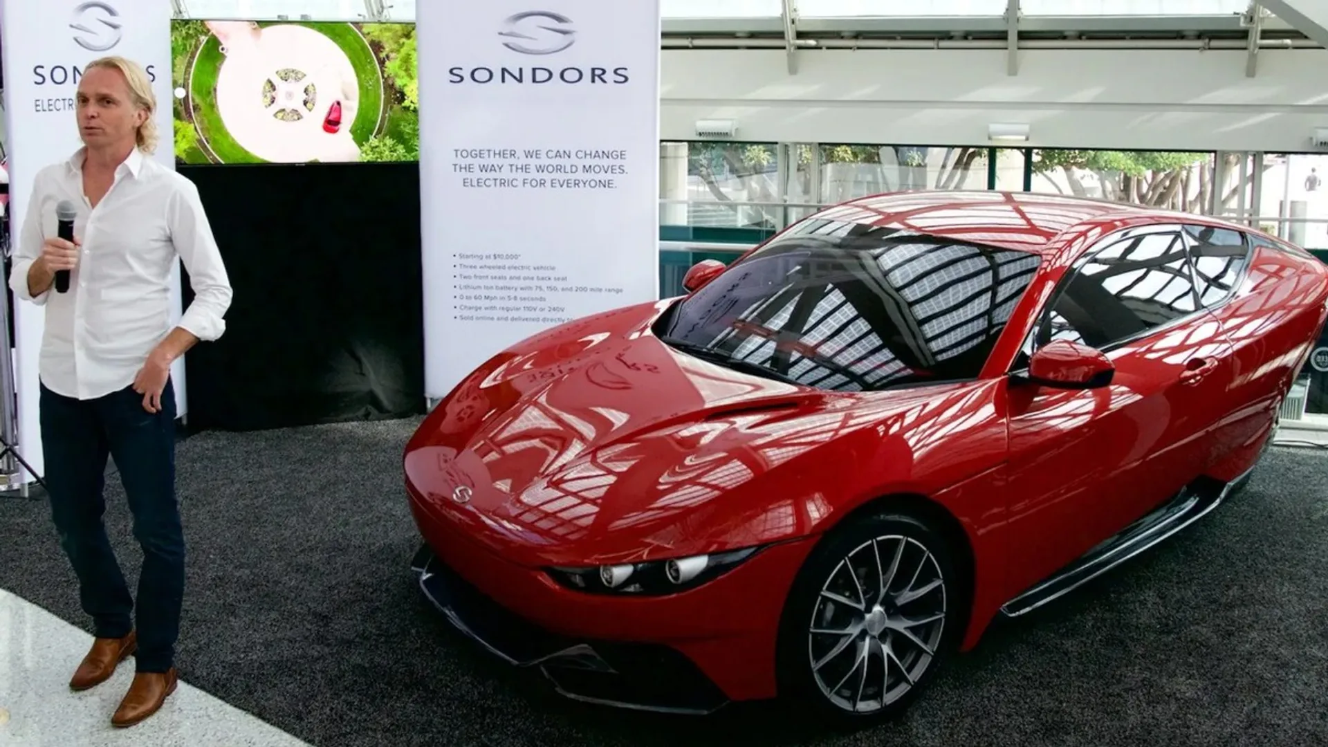 Sondors, l'auto elettrica a tre ruote in vendita