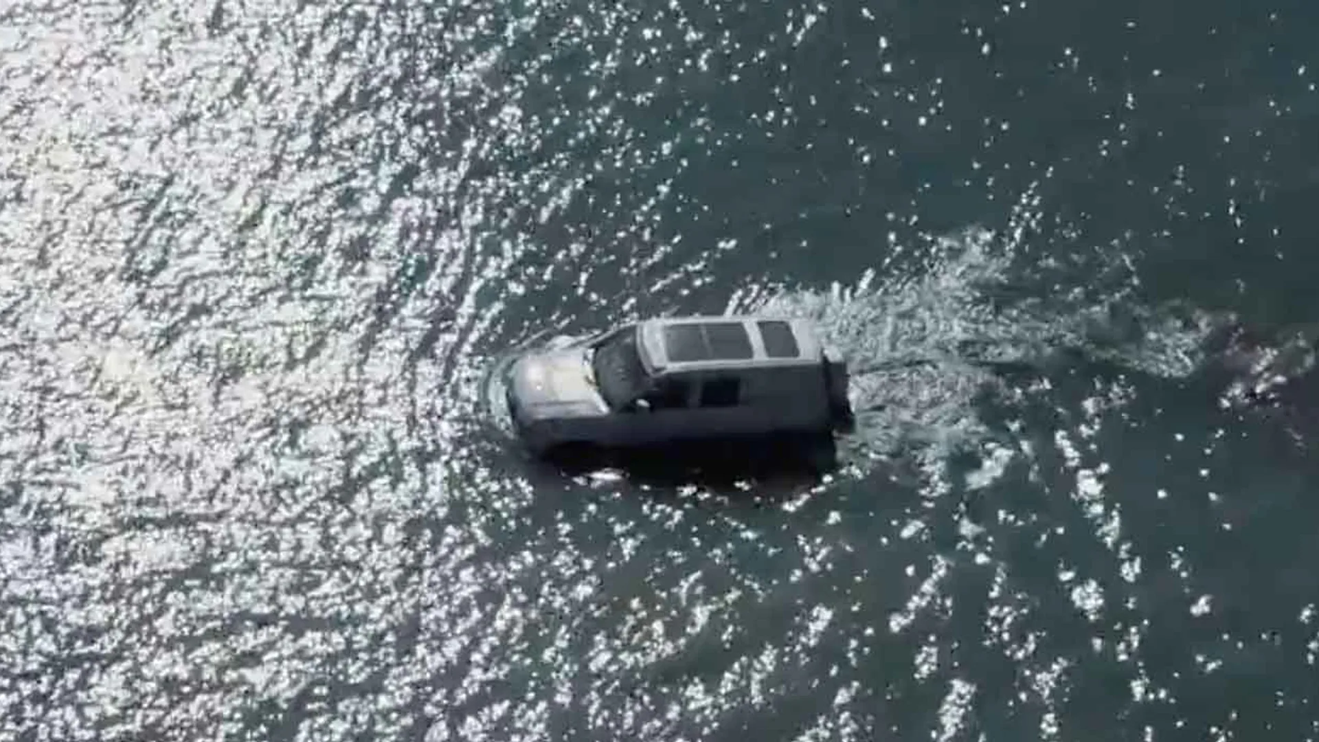 Il SUV YangWang U8 di BYD diventa quasi anfibio con la nuova modalità "Emergency Float".